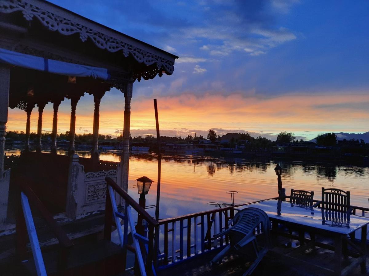 Hotel Chicago Group Of Houseboats Srīnagar Exterior foto